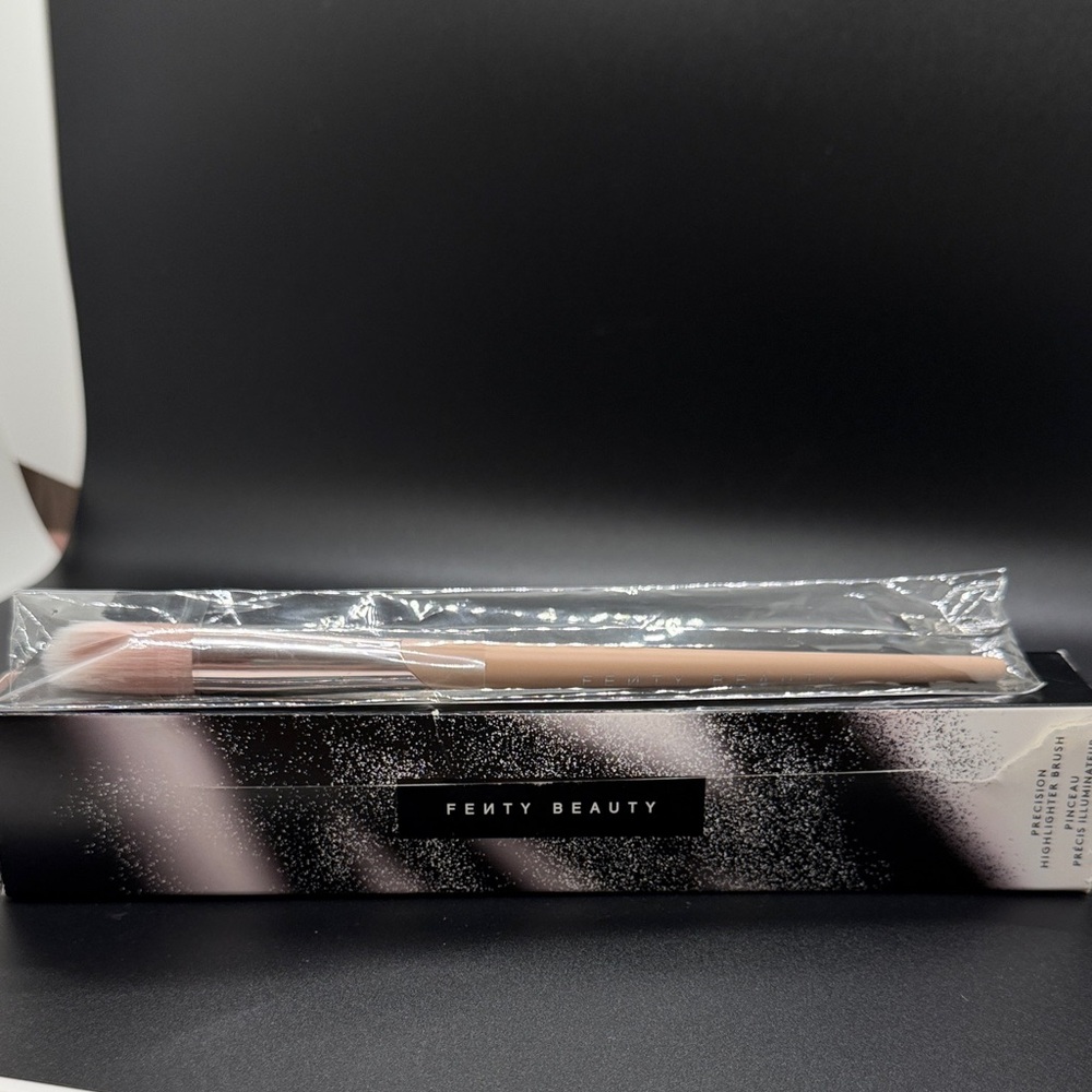Fenty Beauty Precision Highlighter Brush 135. NIB. Box a little beat up.
